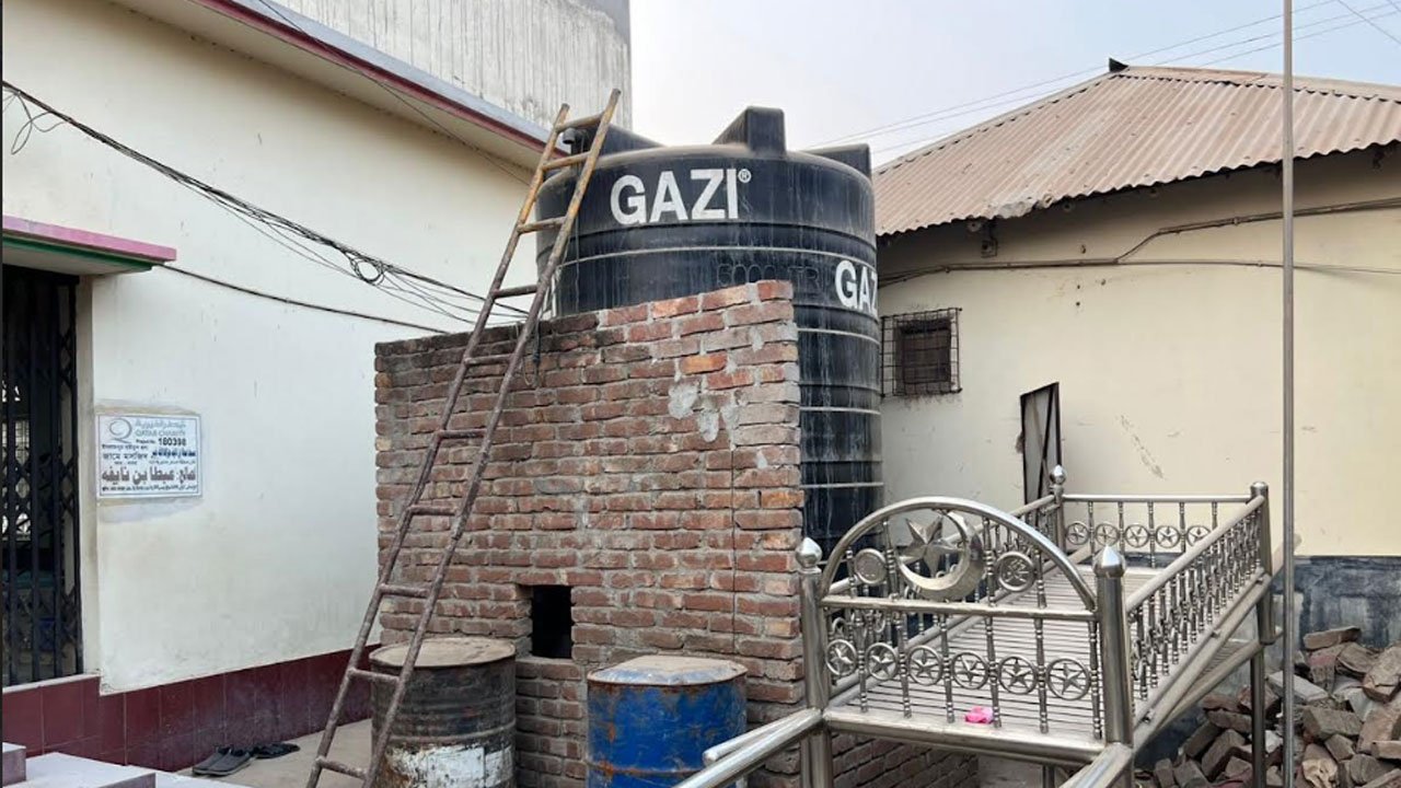 জামায়াত নেতার অবৈধ পাম্পে অভিযান, পানির ট্যাংকে মিলল তেল